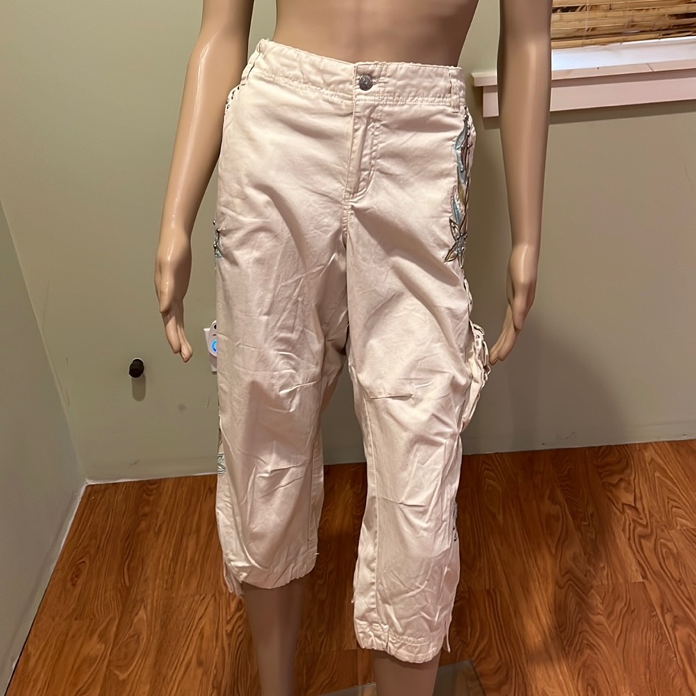 Venus Cream Colored Short Pants With Embroidered Flowers And Leaves Size 14